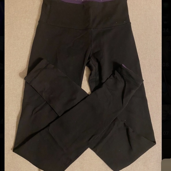 Lulu lemon reversible black and purple leggings - Picture 2 of 4